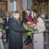 składanie gratulacji i wręczanie bukietów kwiatów dyrygentom chórów