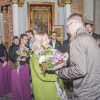 składanie gratulacji i wręczanie bukietów kwiatów dyrygentom chórów