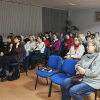 kobiety siedzą na krzesłach w sali, w której odbywa się spotkanie z autorką książki
