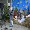 występ dziewczynki, świąteczna sceneria