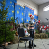 występ chlopca w czapce Mikołaja, świąteczna sceneria