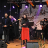 Organizatorzy koncertu na scenie wraz z muzykami