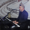 Muzyk przy instrumentach klawiszowych