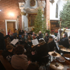 Orkiestra dęta przed ołtarzem w kościele