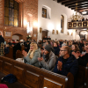 Oklaski publiczności w nawie kościoła