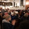 Oklaski publiczności w nawie kościoła