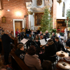 Orkiestra dęta przed ołtarzem w kościele