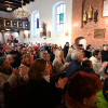 Oklaski publiczności w nawie kościoła
