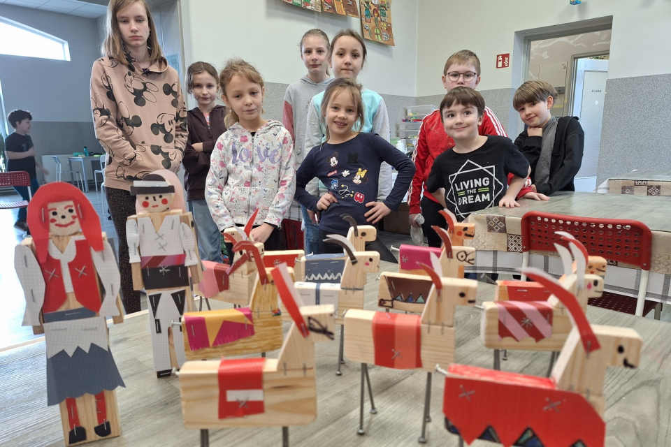 grupa dzieci pozuje ze swoimi plastycznymi pracami