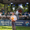 konferansjer i orkiestra dęta na scenie
