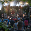 publiczność pod sceną, muzycy na scenie