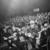muzycy na scenie, publiczność pod sceną