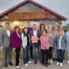ludzie stojący przy wiacie na dworze