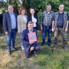 ludzie stojący przy drzewie