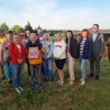 ludzi stojący na trawniku