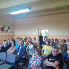 ludzie siedzący na sali