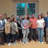ludzie stojący na sali