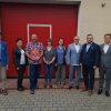 ludzi stojący przy ścianie