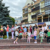 Uczestnicy zajęć na konikach hobby horse