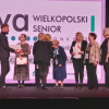kilka osób na scenie, w tle ekran z napisem Viva Wielkopolski Senior Konkurs Wielkopolska Otwarta na Osoby Starsze