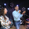 dwie osoby na scenie przy mikrofonach
