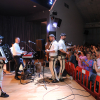 muzycy z instrumentami na scenie