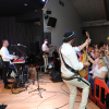 muzycy z instrumentami na scenie