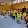 dzieci ubierają kamizelki odblaskowe