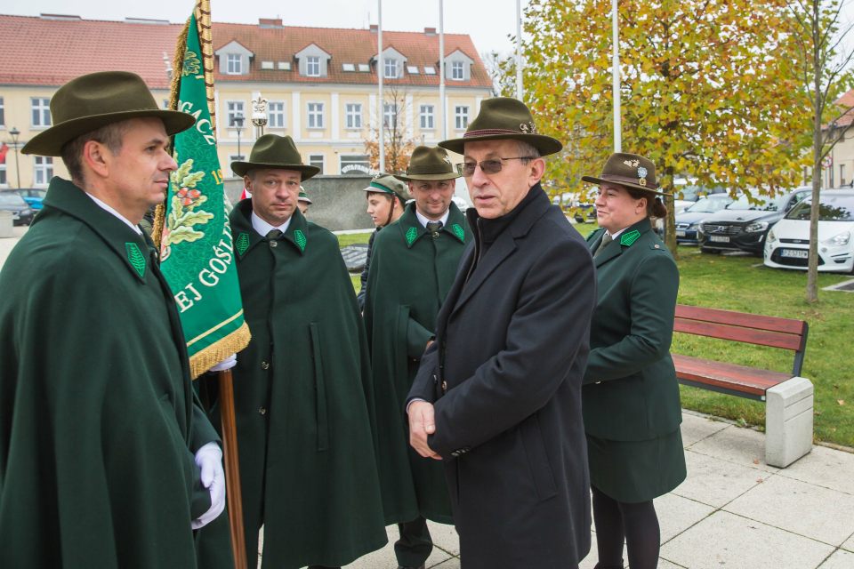 mężczyźni ze sztandarem