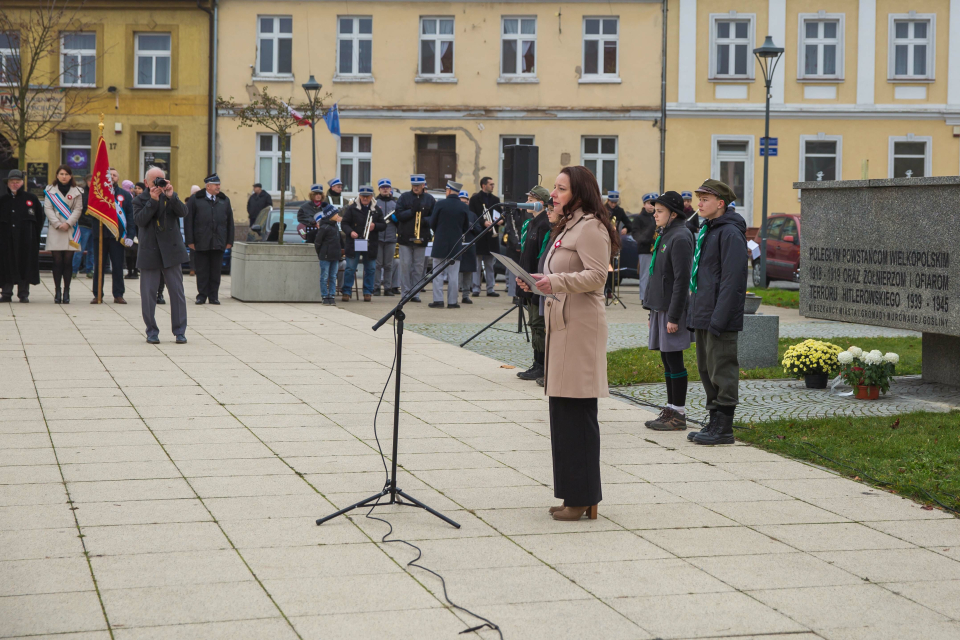 kobieta przy mikrofonie przemawia