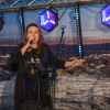 kobieta śpiewa na scenie