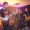 zespół muzyczny na scenie, kobieta śpiewa