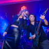 kobieta śpiewa, mężczyzna gra na gitarze