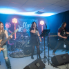 kobieta śpiewa na scenie, muzycy grają na instrumentach