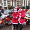 przebrani w stroje mikołajkowe kobiety i mężczyzna w tle motocykle