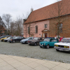 zabytkowe samochody na płycie rynku