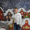 chłopiec na scenie z mikrofonem