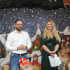 mężczyzna i kobieta na tle świątecznych dekoracji