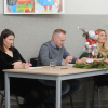 jury: dwie kobiety i mężczyzna siedzą przy stole