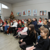 ludzie siedzący na krzesłach