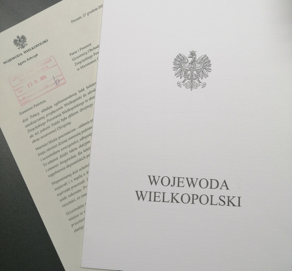 zdjęcie listu i teczki, na którym jest godło Polski