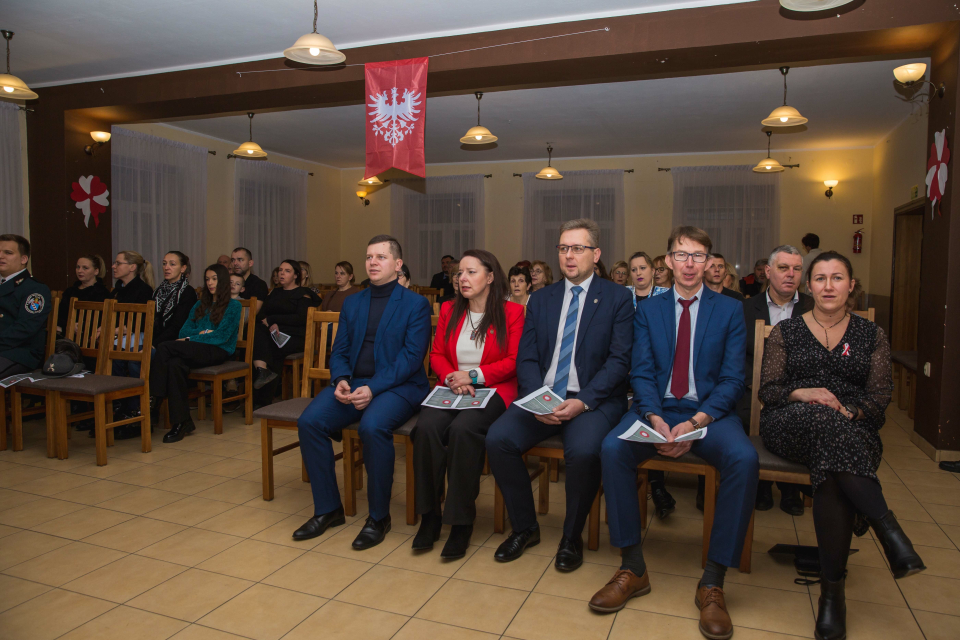 osoby siedzą na sali