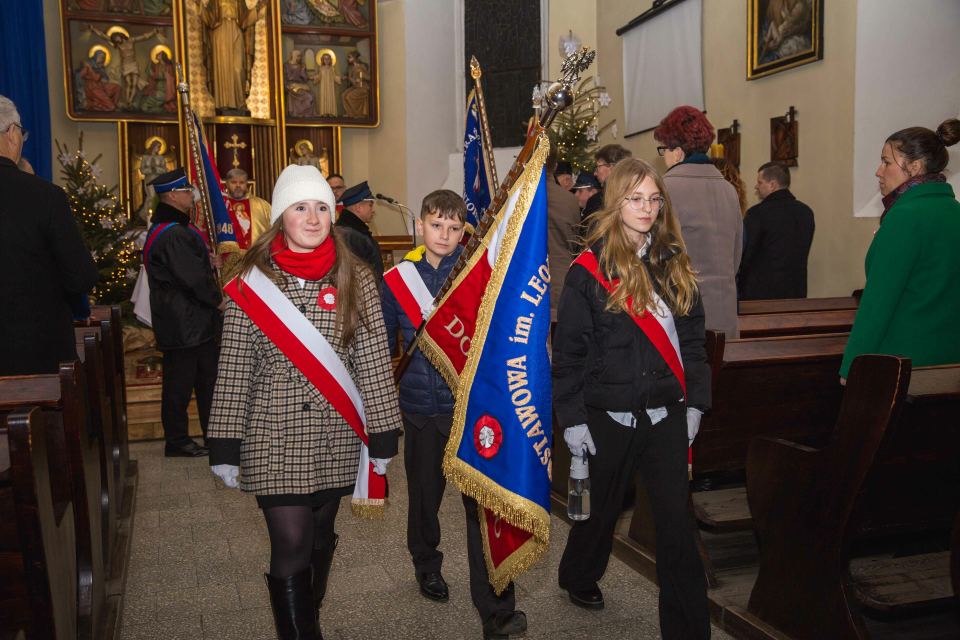 młodzież idzie ze sztandarem