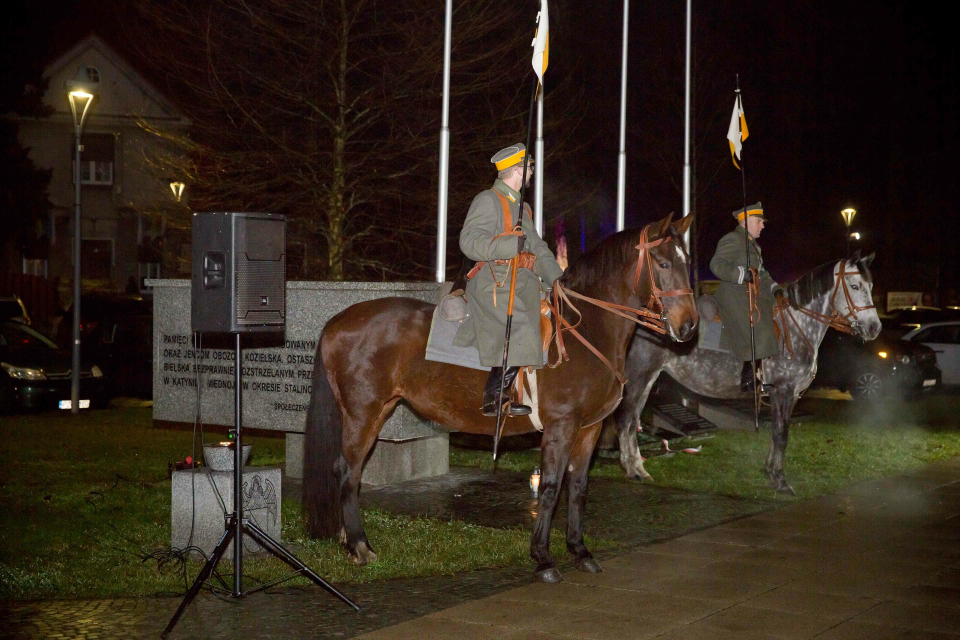 warta z dwóch ułanów na koniach przy pomniku