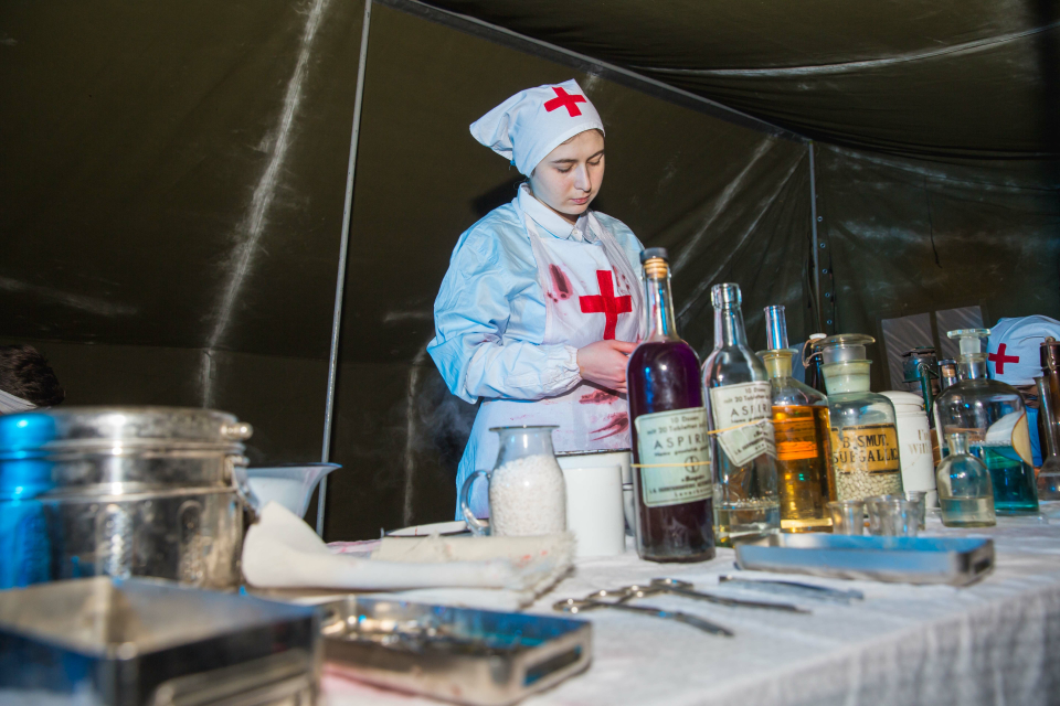 kobieta przebrana za sanitariuszkę
