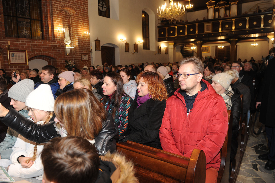ludzie w kościele
