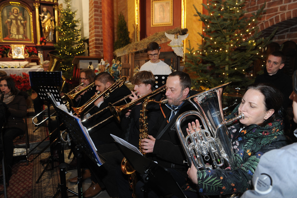 orkiestra dęta wewnątrz kościoła