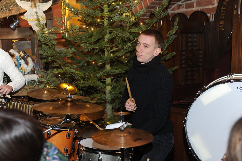 perkusista, w tle choinka