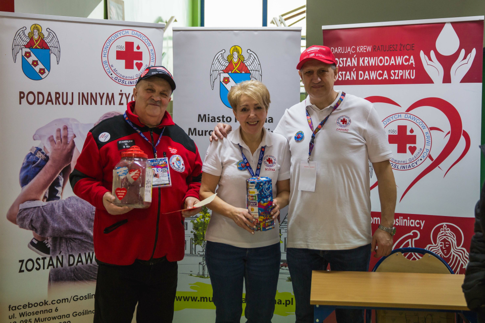 troje ludzi na tle rollupów o akcji krwiodawstwa