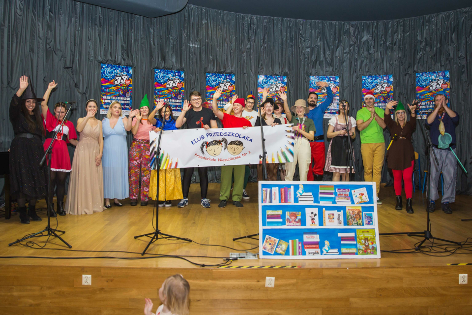 grupa ludzi poprzebieranych na scenie